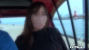 他人と人力車でデートする熟女のエッチな人妻