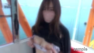 観覧車でおっぱいを露出する熟女のエッチな人妻