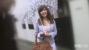 西野紗江 男に話しかけられ嫌がるも付いて行くエッチなお姉さん
