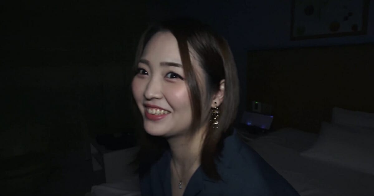 ジローの動画 - さくら ガン突きで脳みそトロトロ状態から直後に手マンをすると超大量の潮を吹いて恥ずかしそうにする若妻