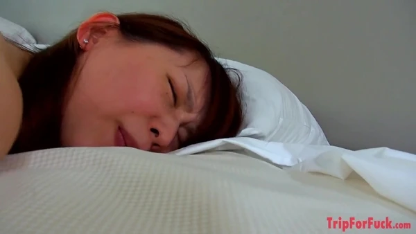 中に出してと懇願するエッチな人妻
