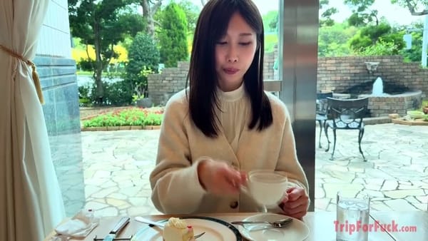 食事するエッチな人妻