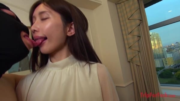 舌を出して絡ませるようなキスするエッチな人妻