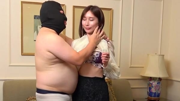 これからキスをしようとするエッチな人妻