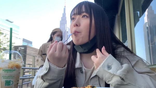 カフェで食事するエッチなお姉さん
