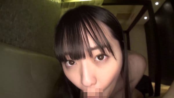 鏡越しにフェラするエッチなお姉さん