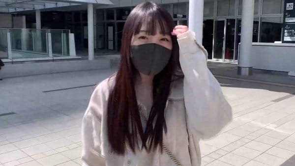 バスターミナルにやってきたエッチなお姉さん