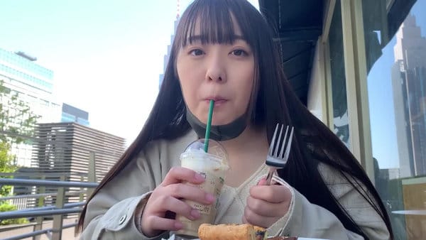 カフェで食事するエッチなお姉さん