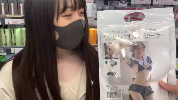 コスプレ衣装を買いにきたエッチなお姉さん