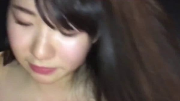 男に視線を向けるエッチなお姉さん