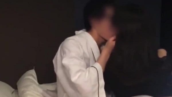 求められるがままにキスするエッチなお姉さん