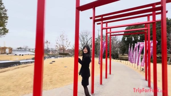 休憩で散歩するエッチな人妻